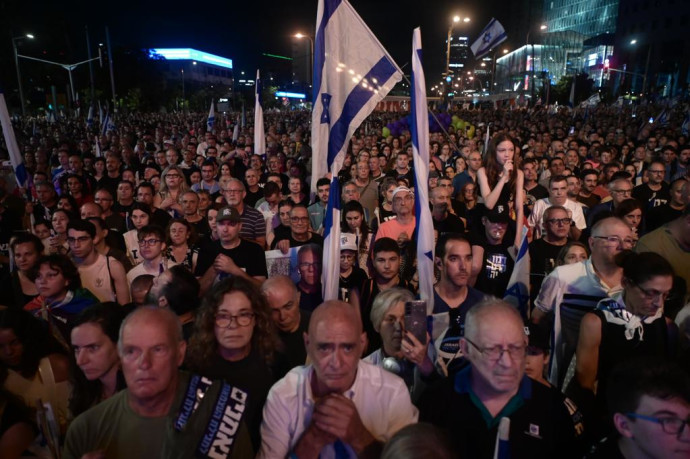 ההפגנה בתל אביב נפתחה בדקת דומיה