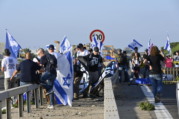 מפגינים של "כוח קפלן" במהלך יום השיבוש