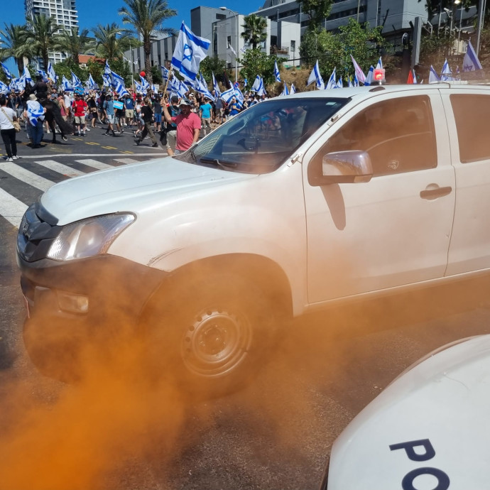 האבוקה שהוצתה סמוך לניידת