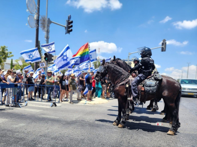 מפגינים ופרשים בירושלים;