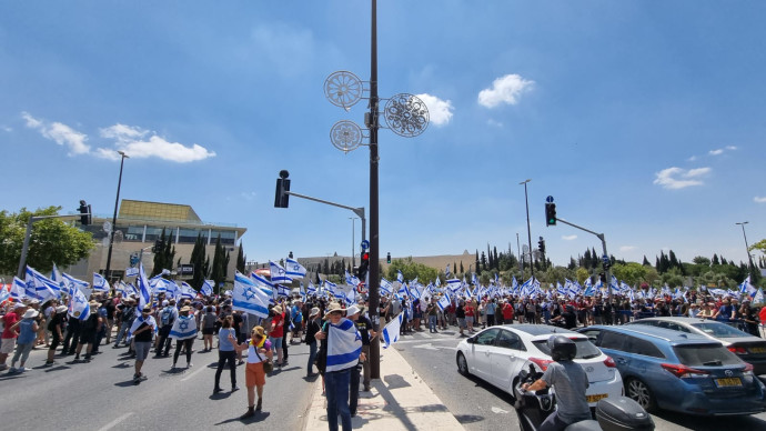 אלפי מפגינים בצומת בית המשפט העליון בירושלים 