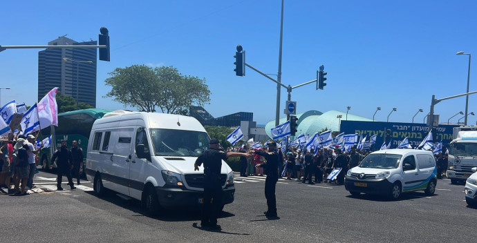 אלפי מפגינים בצומת מת״מ בחיפה תוך חסימת כביש הגישה למנהרות הכרמל