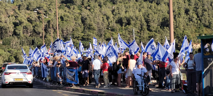 מפגינים בגשר חמד