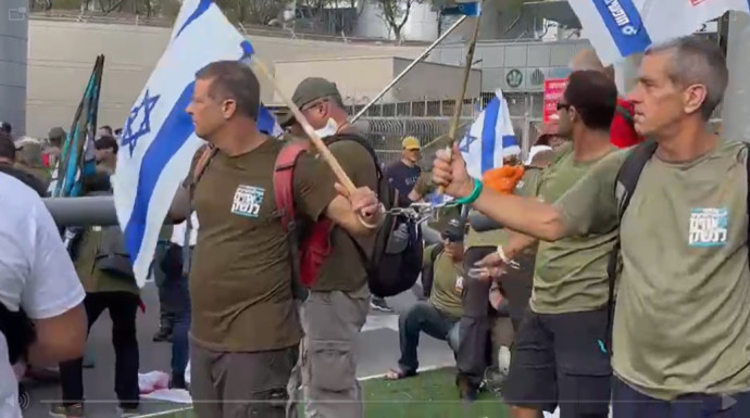 מחאה מול הקריה בתל אביב 