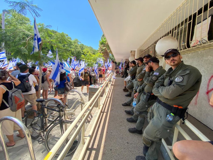 המחאה מול הרבנות בתל אביב