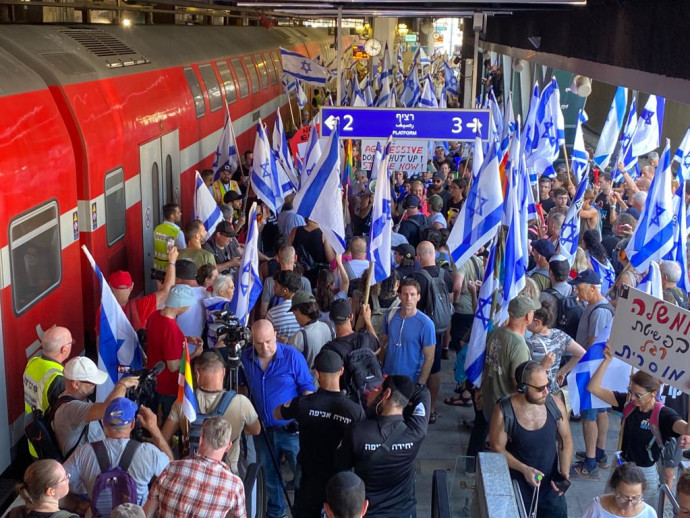 מפגינים נגד הרפורמה בתחנת הרכבת "השלום"