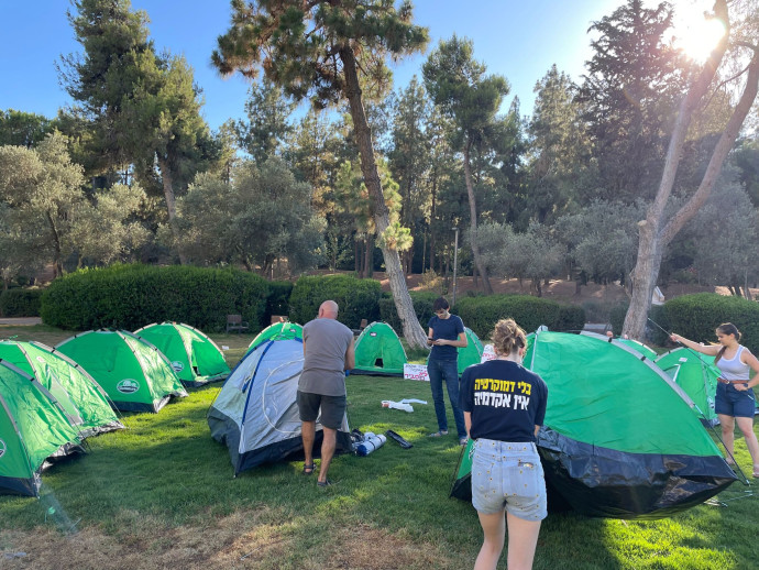 מחאת הסטודנטים מתחילה להקים את עיר האוהלים