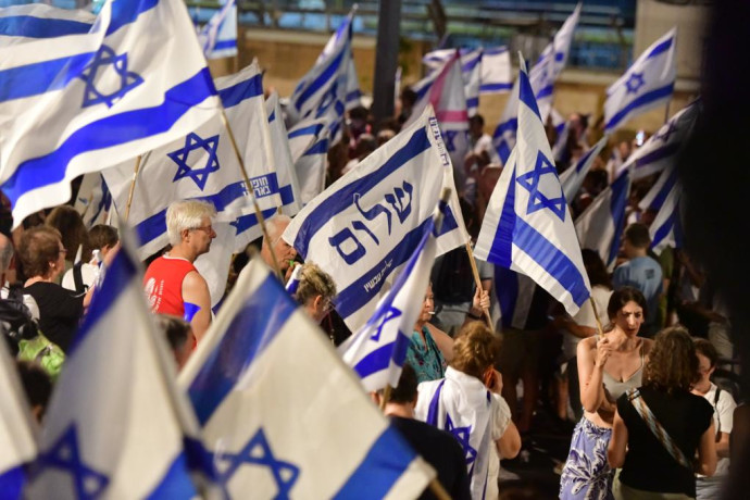מפגינים נגד הרפורמה במערכת המשפט מול בית משפט השלום בתל אביב