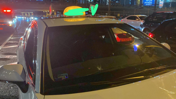 מונית שנפגעה מיידוי אבנים בתל אביב