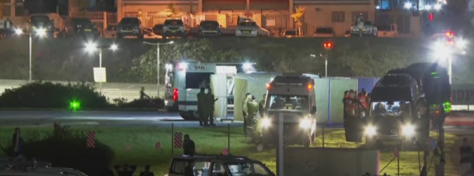צוותי רפואה ליד מנחת המסוקים בבית החולים שניידר, מבצע דלתות שמיים 