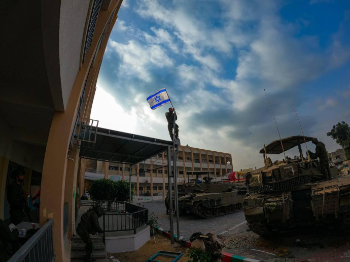 לוחמי צה"ל מניפים את דגל ישראל בג'בליה