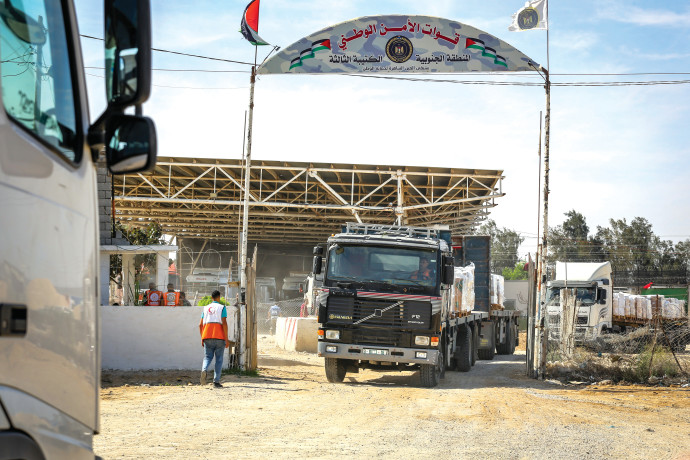 משאיות מכניסות אספקה ממצרים לרצועת עזה דרך מעבר רפיח