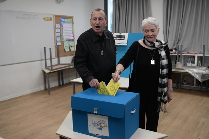 רון חולדאי מצביע בבחירות המקומיות