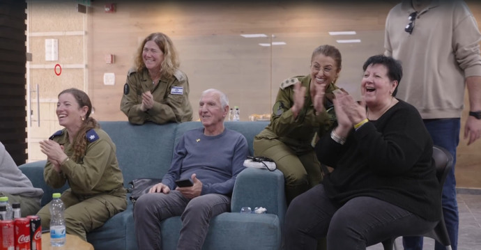 המשפחות צופות בשחרור בנקודת הקליטה של צה"ל ברעים