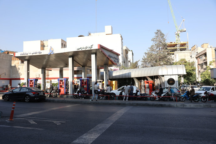 אזרחים איראנים מחכים למלא דלק בצל החשש ממחסור בנפט