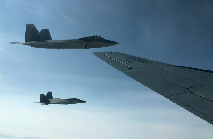שני מטוסי קרב אמריקאים F-22 בתרגיל עם הנורבגים, 2018