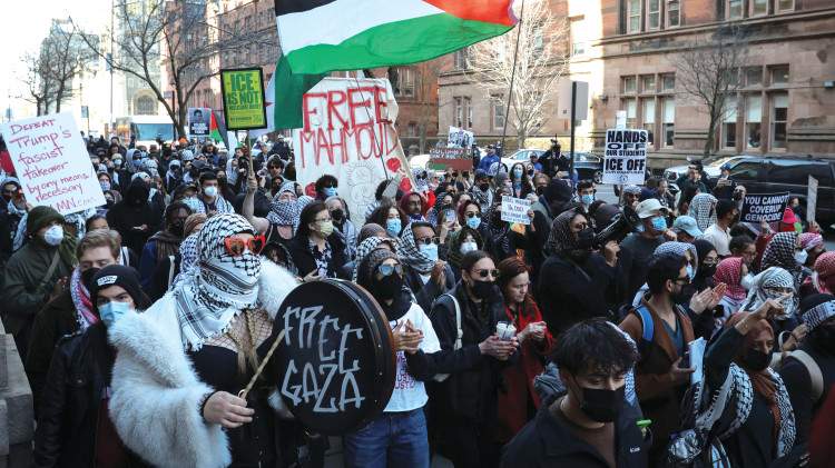 מפגינים פרו-פלסטינים מחוץ לאוניברסיטת קולומביה (צילום: רויטרס)