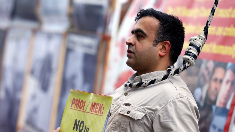 הפגנה שהתקיימה בלונדון נגד הוצאות להורג באיראן, 2024 (צילום: REUTERS/Lisi Niesner)