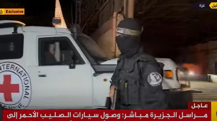 הצלב האדום מקבל גופות חללים מחמאס (צילום: רשתות ערביות, שימוש לפי סעיף 27 א')