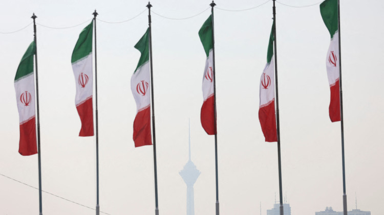 דגלי איראן על רקע זיהום אוויר חמור בטהרן (צילום: רויטרס)