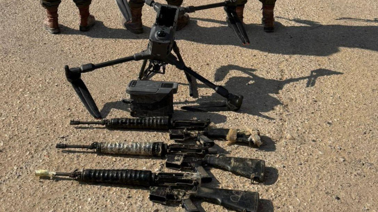 רחפן ורובים שהוחרמו על ידי צה"ל (צילום: דובר צה"ל)