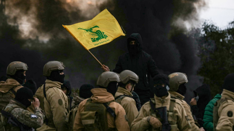 מחבל חיזבאללה וחיילי צבא לבנון (צילום: IBRAHIM AMRO/AFP via Getty Images)