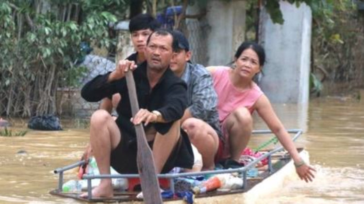 אזרחים בויאטנם שטים על רפסודה מאולתרת במהלך הצפות במדינה (צילום: רשתות חברתיות, שימוש לפי סעיף 27 א')