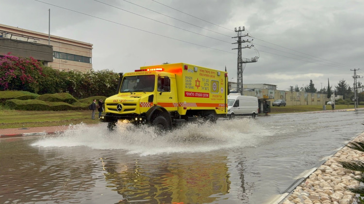 צוותי מד"א בדרכם לחילוצי רכבים מההצפות ביבנה (צילום: תיעוד מבצעי מד"א)