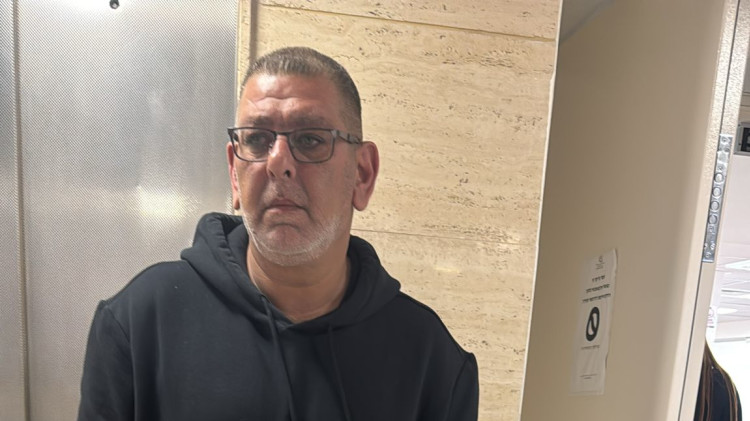 בועז רז מקריית שמונה, אזוק למשרדי רשות המיסים בבני ברק (צילום: ללא)