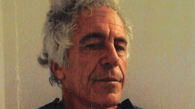 ג'פרי אפשטיין לאחר חשד לניסיון התאבדות (צילום: משרד המשפטים האמריקאי )