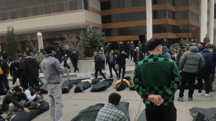 איראן: מפגינים שנרצחו על ידי המשטר בשקי גופות (צילום: צילום מסך מתוך X (לשעבר טוויטר))