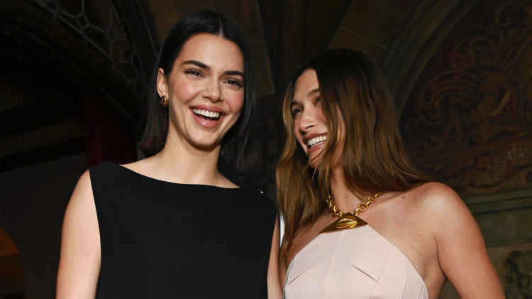 קנדל ג'נר והיילי ביבר (צילום: Jon Kopaloff/Getty Images for Vogue)