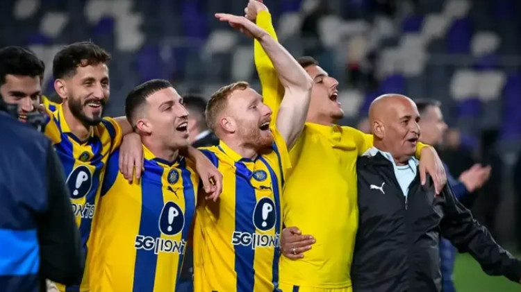 שחקני מכבי תל אביב חוגגים בדרבי  (צילום: אריאל שלום)