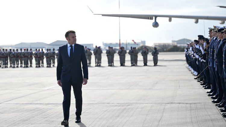 מקרון במהלך הביקור בבסיס חיל האוויר באיסטר (צילום: רויטרס)