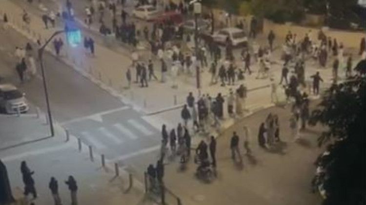 עשרות צעירים בקטטה בפתח תקווה (צילום: צילום מסך)