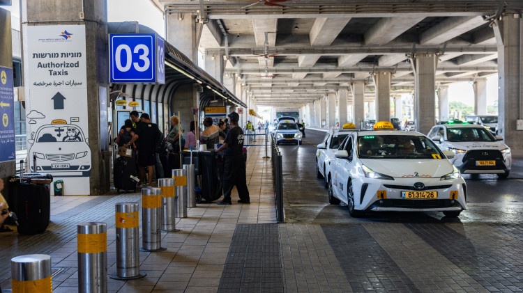 מוניות בנתב"ג (צילום: נתי שוחט, פלאש 90)