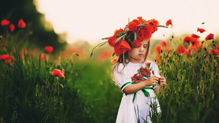 ילדה בשדה פרחים (צילום: אינגאימג')
