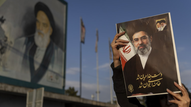 דיוקנו של מוג'תבא חמינאי (צילום: Majid Saeedi/Getty Images)