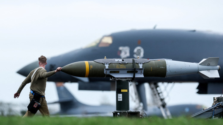 המלחמה מול איראן: המפציץ B-1 מוכן להמראה (צילום: רויטרס)