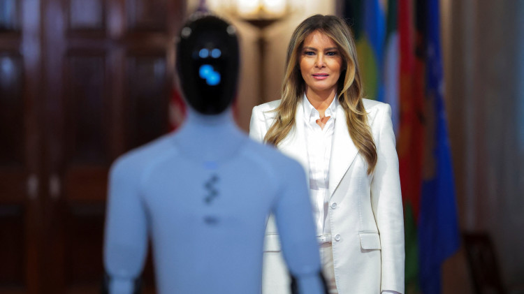 מלניה טראמפ והרובוט (צילום: REUTERS/Kylie Cooper)