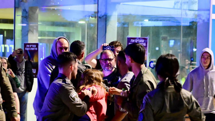 עופר כסיף בהפגנה נגד הממשלה בתל אביב, 28 במרץ 2026 (צילום: אבשלום ששוני)