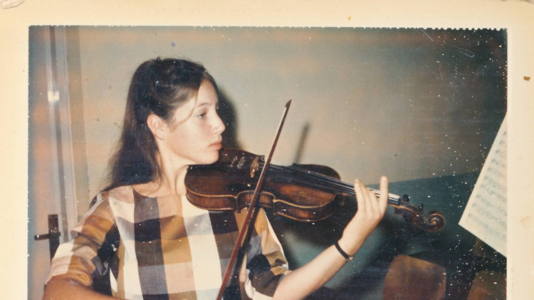 צרויה להב מנגנת בכינור (צילום: באדיבות ארכיון איילת השחר)