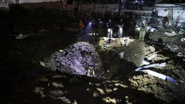 מטח הטילים מאיראן: מכתש נפער מאחורי בית ספר בפתח תקווה (צילום: שימוש לפי סעיף 27א')