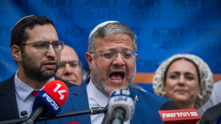 איתמר בן גביר מחוץ לדיון בג"ץ בעתידה להדחתו (צילום: יונתן זינדל פלאש 90)