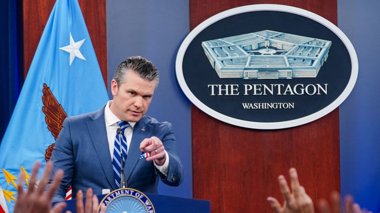 פיט הגסת' במסיבת עיתונאים (צילום: רויטרס)