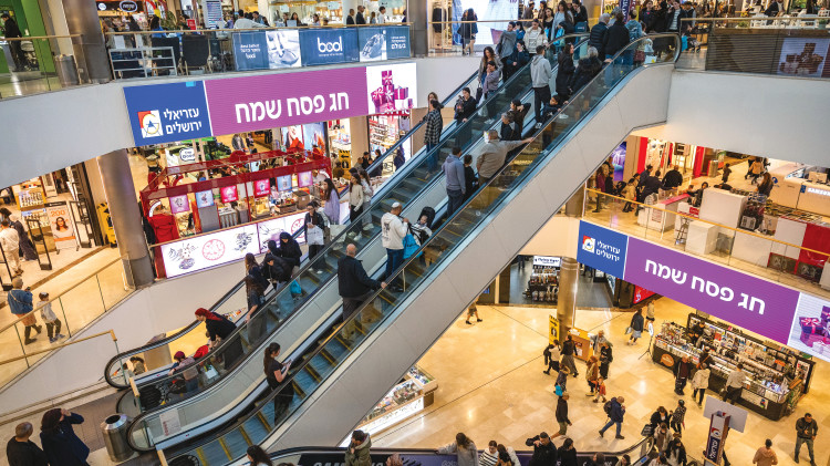 מבלים בקניון (צילום: נועם ריבקין)