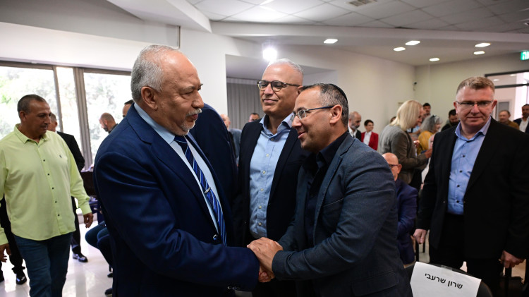 ליברמן לצד רפי בן שטרית ושרון שרעבי (צילום: אבשלום ששוני)