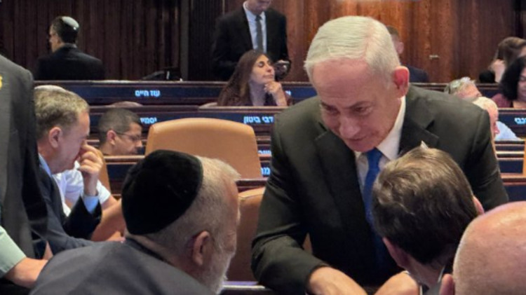 בנימין נתניהו ואריה דרעי במליאת הכנסת (צילום: צילום מסך רשת X)