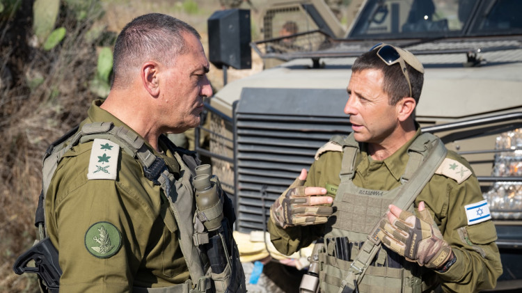אלוף פיקוד מרכז אבי בלוט לצד הרמטכ"ל (צילום: דובר צה"ל)