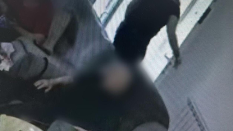 הנאשם ברצח המטפל של סבו בירושלים ביציאה מהזירה (צילום: דוברות המשטרה)